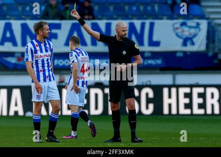 HEERENVEEN, NIEDERLANDE - 24. APRIL: Siem de Jong vom SC Heerenveen erhält während des niederländischen Eredivisie-Spiels eine gelbe Karte vom Schiedsrichter Rob Dieperink Stockfoto