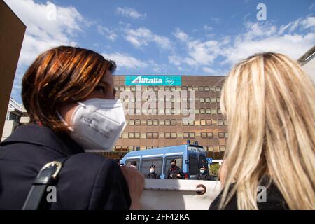 Rom, Italien. April 2021. Demonstranten vor dem Alitalia-Hauptquartier in der Nähe des Flughafens Fiumicino (Foto: Matteo Nardone/Pacific Press/Sipa USA) Quelle: SIPA USA/Alamy Live News Stockfoto