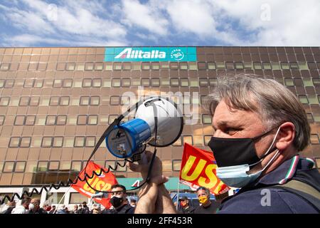 Rom, Italien. April 2021. Demonstranten vor dem Alitalia-Hauptquartier in der Nähe des Flughafens Fiumicino (Foto: Matteo Nardone/Pacific Press/Sipa USA) Quelle: SIPA USA/Alamy Live News Stockfoto