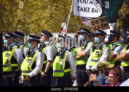 London, Großbritannien. April 2021. Als Vorsichtsmaßnahme gegen die Verbreitung von covid-19 beobachten Polizisten in Marble Arch Demonstranten während der Anti-Lockdown-Demonstration.Tausende von Menschen marschierten durch Central London, um gegen Gesundheitspässe, Schutzmasken, Covid-19-Impfstoffe und Sperrbeschränkungen zu protestieren. (Foto: Vuk Valcic/SOPA Images/Sipa USA) Quelle: SIPA USA/Alamy Live News Stockfoto