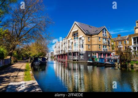 Häuser entlang des Treidelpfads am Greand Union Canal, an der Hormead Road, in der Nähe von Westbourne Park, London, Großbritannien Stockfoto