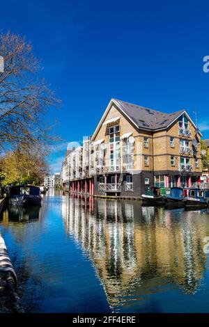 Häuser entlang des Treidelpfads am Greand Union Canal, an der Hormead Road, in der Nähe von Westbourne Park, London, Großbritannien Stockfoto