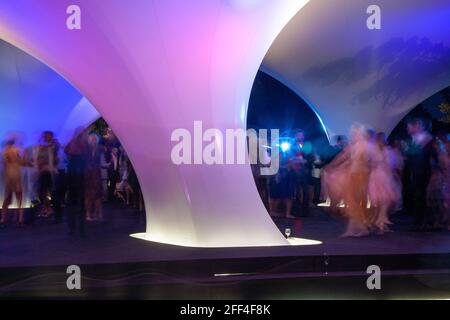 Massen von Menschen versammeln sich außerhalb Lilas, für die Serpentine Sommerparty. Lilas Pavilion - Serpentine Gallery, London, Vereinigtes Königreich. Architekt: Zah Stockfoto