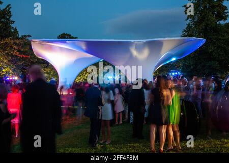 Massen von Menschen versammeln sich außerhalb Lilas, für die Serpentine Sommerparty. Lilas Pavilion - Serpentine Gallery, London, Vereinigtes Königreich. Architekt: Zah Stockfoto