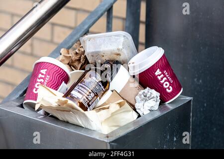 Einweg-Kaffeetassen in einem überfüllten Behälter, London, Großbritannien Stockfoto