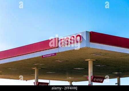 Nahaufnahme der Esso-Pertol-Station in Großbritannien Stockfoto