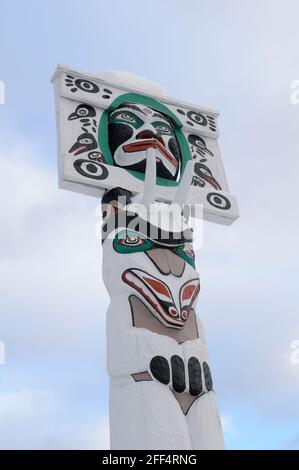 Mond mit menschlichem Geist Gesicht über Bergstock über Bär Königliches Dokument - Carver: Simon Charlie 1957. Cowichan Valley, Vancouver Island, Bridge Stockfoto