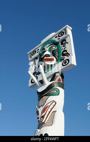 Mond mit menschlichem Geist Gesicht über Bergstock über Bär Königliches Dokument - Carver: Simon Charlie 1957. Cowichan Valley, Vancouver Island, Bridge Stockfoto