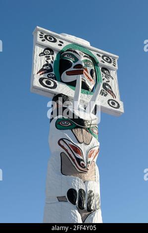 Mond mit menschlichem Geist Gesicht über Bergstock über Bär Königliches Dokument - Carver: Simon Charlie 1957. Cowichan Valley, Vancouver Island, Bridge Stockfoto