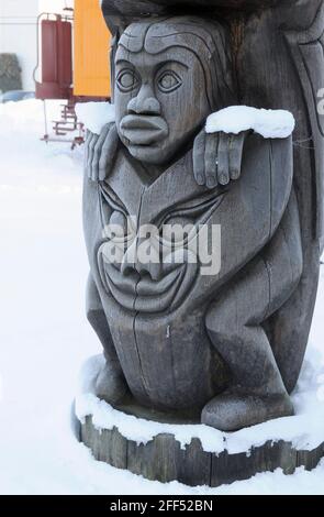 Adler über dem Killerwal auf dem Walschwanz - Carver: Laverne Roy Baines 1977. Cowichan Valley, Vancouver Island, British Columbia, Kanada. Stockfoto