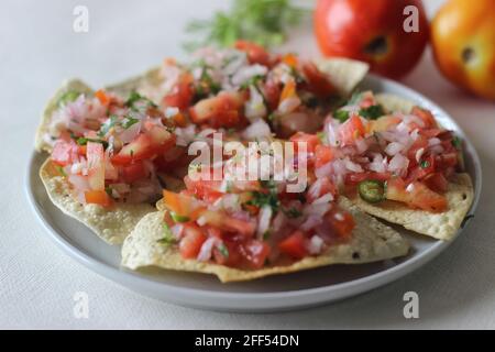 Knusprige und gebratene Papaden mit einer Masala-Füllung aus Zwiebeln, Tomaten und Gewürzen. Beliebte Starter aus Nordindien allgemein bekannt als Masala Papad. S Stockfoto