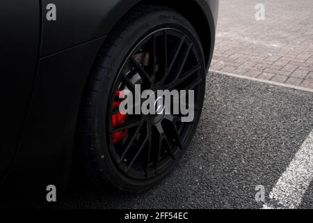 Mercedes Benz AMG Gloss Black Wheels auf EINEM Mercedes von 2015 AMG GTS mit Center Locking Cap und Red AMG Branded Bremssättel Stockfoto