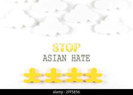 Schreiben Stop Asian Hate auf weißem Hintergrund. Poster. Gewalttätige Angriffe in Schulen, Unternehmen und anderen öffentlichen Räumen. Stockfoto
