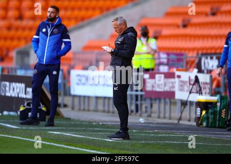 Bloomfield Road, Blackpool, Großbritannien. April 2021. Neil Critchley Manager von Blackpool Notizen während des Spiels Blackpool / Shrewsbury Sky Bet League One 2020/21 Bloomfield Road, Blackpool, England - 24. April 2021 Credit: Arthur Haigh/Alamy Live News Stockfoto