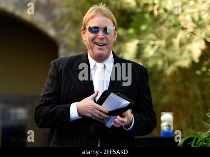 Las Vegas, Nevada, USA. Juni 2016. Der Besitzer der Oakland Raiders, Mark Davis, kommt am 3. Juni 2016 in Las Vegas, Nevada, zum Gridiron Greats Hall of Fame Induction Dinner im Silverton Hotel-Casino an. Quelle: David Becker/ZUMA Wire/Alamy Live News Stockfoto