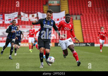 Barnsleys Daryl Dyke (rechts) und Middlesbroughs Grant Hall kämpfen während des Sky Bet Championship-Spiels in Oakwell, Barnsley, um den Ball. Bilddatum: Samstag, 24. April 2021. Stockfoto