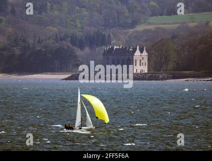 Segeln Sie auf dem Firth of Forth, Schottland, Großbritannien. Stockfoto