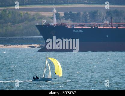 Segelyacht im Vollsailsegel auf dem Firth of Forth, Schottland, Vereinigtes Königreich. Stockfoto