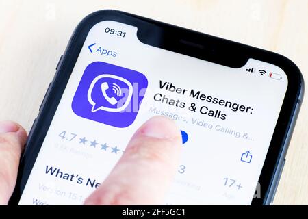 Junge Frau hält ein Smartphone mit Viber Messenger App auf dem Bildschirm. IPhone 11 mit einem Logo der Social Media-App für Chats und Anrufe. Stockfoto