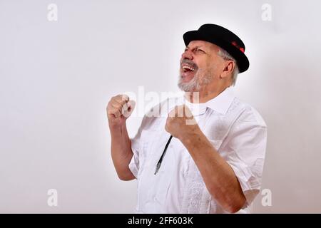 Blick auf einen älteren Mann, der fröhlich lachte und Fäuste hatte Hoch in der Luft als Siegeszeichen Stockfoto