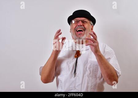 Blick auf einen älteren Mann, der fröhlich lachte und Hände hatte Oben in der Luft auf weißem Hintergrund Stockfoto