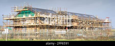 London, England, Großbritannien - 11. März 2021: Baustellenanlage mit Gerüst im Gange Stockfoto
