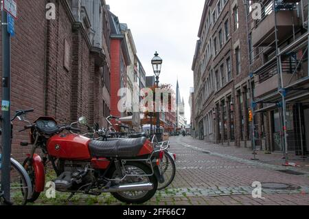 AACHEN, DEUTSCHLAND. 04. OKTOBER 2020. Blick auf die Straße, Kathedrale im Hintergrund die Tawn Hall Stockfoto