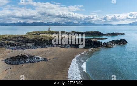 Blick auf den Leuchtturm von Twr Bach auf Llanddwyn Island, Anglesey, Nordwales, Großbritannien. Aufgenommen am 12. April 2021. Stockfoto