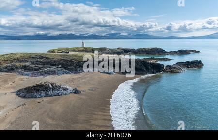 Blick auf den Leuchtturm von Twr Bach auf Llanddwyn Island, Anglesey, Nordwales, Großbritannien. Aufgenommen am 12. April 2021. Stockfoto