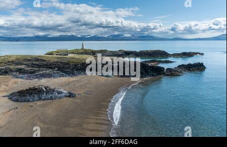 Blick auf den Leuchtturm von Twr Bach auf Llanddwyn Island, Anglesey, Nordwales, Großbritannien. Aufgenommen am 12. April 2021. Stockfoto