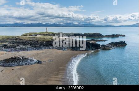 Blick auf den Leuchtturm von Twr Bach auf Llanddwyn Island, Anglesey, Nordwales, Großbritannien. Aufgenommen am 12. April 2021. Stockfoto
