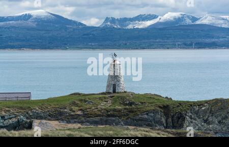 Blick auf den Leuchtturm von Twr Bach auf Llanddwyn Island, Anglesey, Nordwales, Großbritannien. Aufgenommen am 12. April 2021. Stockfoto