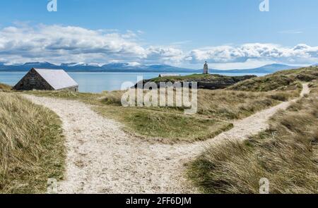Blick auf den Leuchtturm von Twr Bach auf Llanddwyn Island, Anglesey, Nordwales, Großbritannien. Aufgenommen am 12. April 2021. Stockfoto
