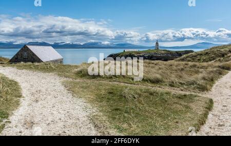 Blick auf den Leuchtturm von Twr Bach auf Llanddwyn Island, Anglesey, Nordwales, Großbritannien. Aufgenommen am 12. April 2021. Stockfoto