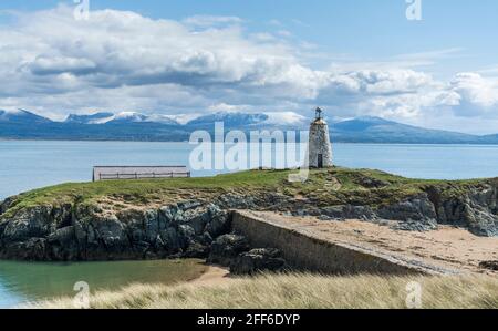 Blick auf den Leuchtturm von Twr Bach auf Llanddwyn Island, Anglesey, Nordwales, Großbritannien. Aufgenommen am 12. April 2021. Stockfoto