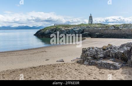 Blick auf den Leuchtturm von Twr Bach auf Llanddwyn Island, Anglesey, Nordwales, Großbritannien. Aufgenommen am 12. April 2021. Stockfoto