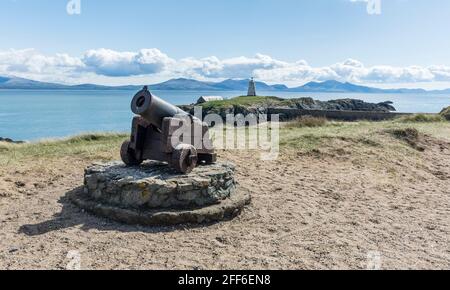 Blick auf den Leuchtturm von Twr Bach auf Llanddwyn Island, Anglesey, Nordwales, Großbritannien. Aufgenommen am 12. April 2021. Stockfoto