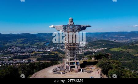 23. April 2021, Encantado, Rio Grande do Sul, Brasilien: Encantado ist eine ruhige Stadt, 144 Kilometer von Porto-Ar-L, Brasilien, mit 22 000 Einwohnern, und ist heute international bekannt für eine Arbeit, die vor eineinhalb Jahren begann: Eine Statue ähnlich Christus dem Erlöser, berühmte Postkarte von Rio de Janeiro.der Beschützer Christus, wie die Statue genannt wurde, ist 43 Meter hoch, das entspricht einem 14-stöckigen Gebäude. Er ist fünf Meter höher als der ursprüngliche Carioca und besteht aus 1600 Tonnen Betonblöcken. Die Arbeiten sollen im Dezember abgeschlossen sein, und die Struktur wird noch einen Aufzug im Inneren haben Stockfoto