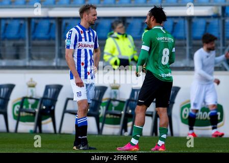 HEERENVEEN, NIEDERLANDE - 24. APRIL: Siem de Jong vom SC Heerenveen und Reza Ghoochannejhad von PEC Zwolle während des niederländischen Eredivisie-Spiels zwischen SC H Stockfoto