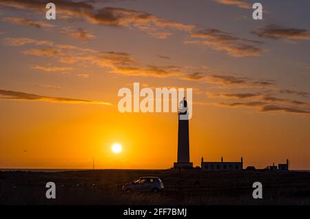 Barns Ness Lighthouse bei Sonnenaufgang mit einem bunten Himmel, East Lothian, Schottland, Großbritannien Stockfoto