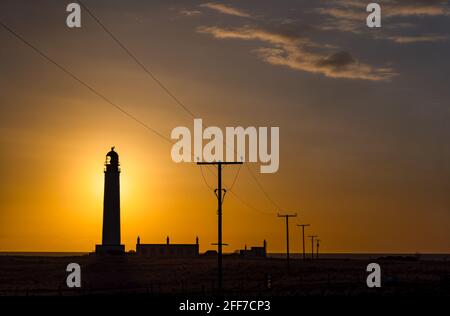 Der Barns Ness Lighthouse wurde bei Sonnenaufgang mit einem farbenfrohen Himmel in East Lothian, Schottland, Großbritannien, umrahmte Stockfoto