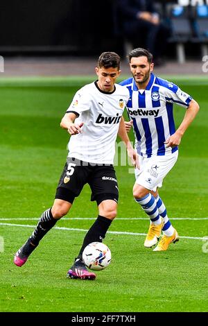 Valencia, Spanien. April 2021. VALENCIA, SPANIEN - 24. APRIL: Gabriel Paulista von Valencia CF, Jota Peleteiro von Deportivo Alaves während des La Liga-Spiels zwischen Valencia CF und Deportivo Alaves im Estadio Mestalla am 24. April 2021 in Valencia, Spanien (Foto: Pablo Morano/Orange Picics) Credit: Orange Pics BV/Alamy Live News Stockfoto