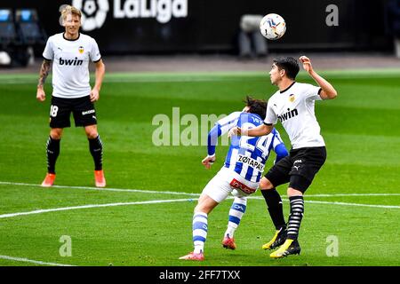 VALENCIA, SPANIEN - 24. APRIL: JOTA Peleteiro von Deportivo Alaves, Gabriel Paulista von Valencia CF während des La Liga-Spiels zwischen Valencia CF und Depor Stockfoto