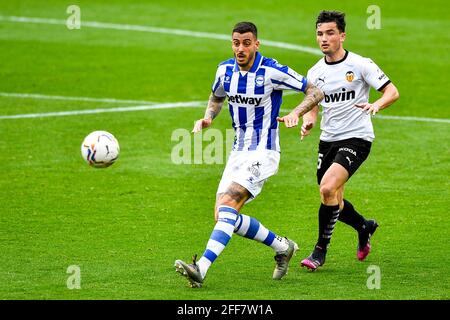 VALENCIA, SPANIEN - 24. APRIL: Joselu von Deportivo Alaves, Hugo Guillamón von Valencia CF während des La Liga-Spiels zwischen Valencia CF und Deportivo Alave Stockfoto