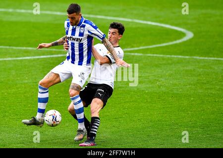 VALENCIA, SPANIEN - 24. APRIL: Joselu von Deportivo Alaves, Hugo Guillamón von Valencia CF während des La Liga-Spiels zwischen Valencia CF und Deportivo Alave Stockfoto