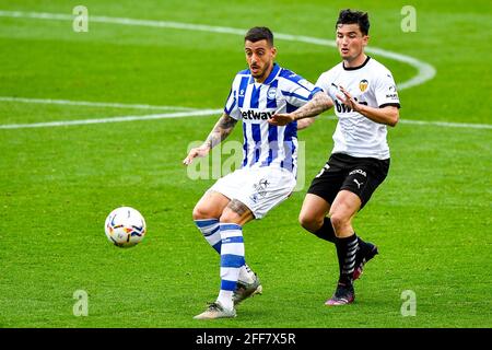 VALENCIA, SPANIEN - 24. APRIL: Joselu von Deportivo Alaves, Hugo Guillamón von Valencia CF während des La Liga-Spiels zwischen Valencia CF und Deportivo Alave Stockfoto