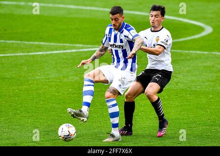 Valencia, Spanien. April 2021. VALENCIA, SPANIEN - 24. APRIL: Joselu von Deportivo Alaves, Hugo Guillamón von Valencia CF während des La Liga-Spiels zwischen Valencia CF und Deportivo Alaves im Estadio Mestalla am 24. April 2021 in Valencia, Spanien (Foto von Pablo Morano/Orange Picics) Credit: Orange Pics BV/Alamy Live News Stockfoto