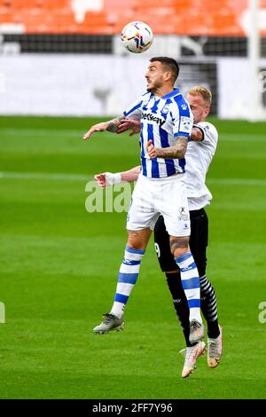 VALENCIA, SPANIEN - 24. APRIL: Joselu von Deportivo Alaves, Uros Racic von Valencia CF während des La Liga-Spiels zwischen Valencia CF und Deportivo Alaves AT Stockfoto