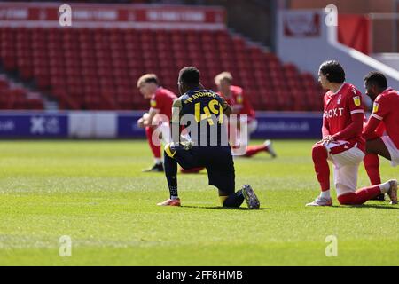 NOTTINGHAM, ENGLAND. APRIL. Die Spieler knieen zur Unterstützung von BLM vor dem Start beim Sky Bet Championship-Spiel zwischen Nottingham Forest und Stoke City am City Ground, Nottingham, am Samstag, dem 24. April 2021. (Kredit: James Holyoak) Kredit: MI Nachrichten & Sport /Alamy Live Nachrichten Stockfoto