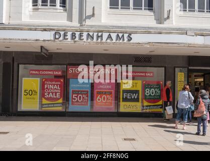 Worthing, Großbritannien. April 2021. Debenhams, ein Top-Kaufhaus in der britischen Hauptstraße, ist eines der Opfer der Covid-19-Pandemie und wird in die Verwaltung aufgenommen, wodurch es gezwungen wird, alle seine Geschäfte, wie dieses in Worthing, an der Südküste Großbritanniens, zu schließen. Kredit: Joe Kuis / Alamy Nachrichten Stockfoto